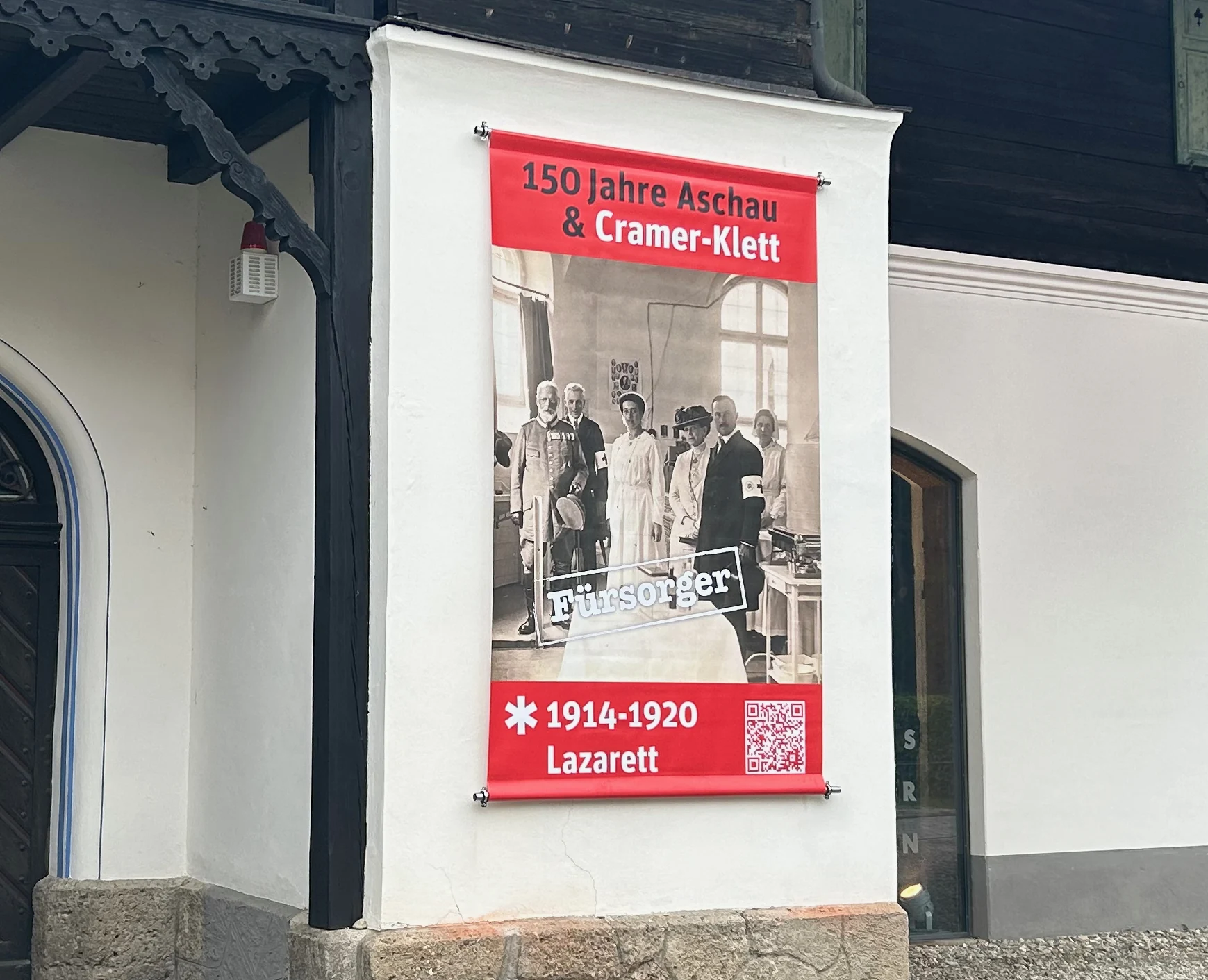 Historisches Cramer-Klett-Banner im Ortsraum von Aschau i.Ch.