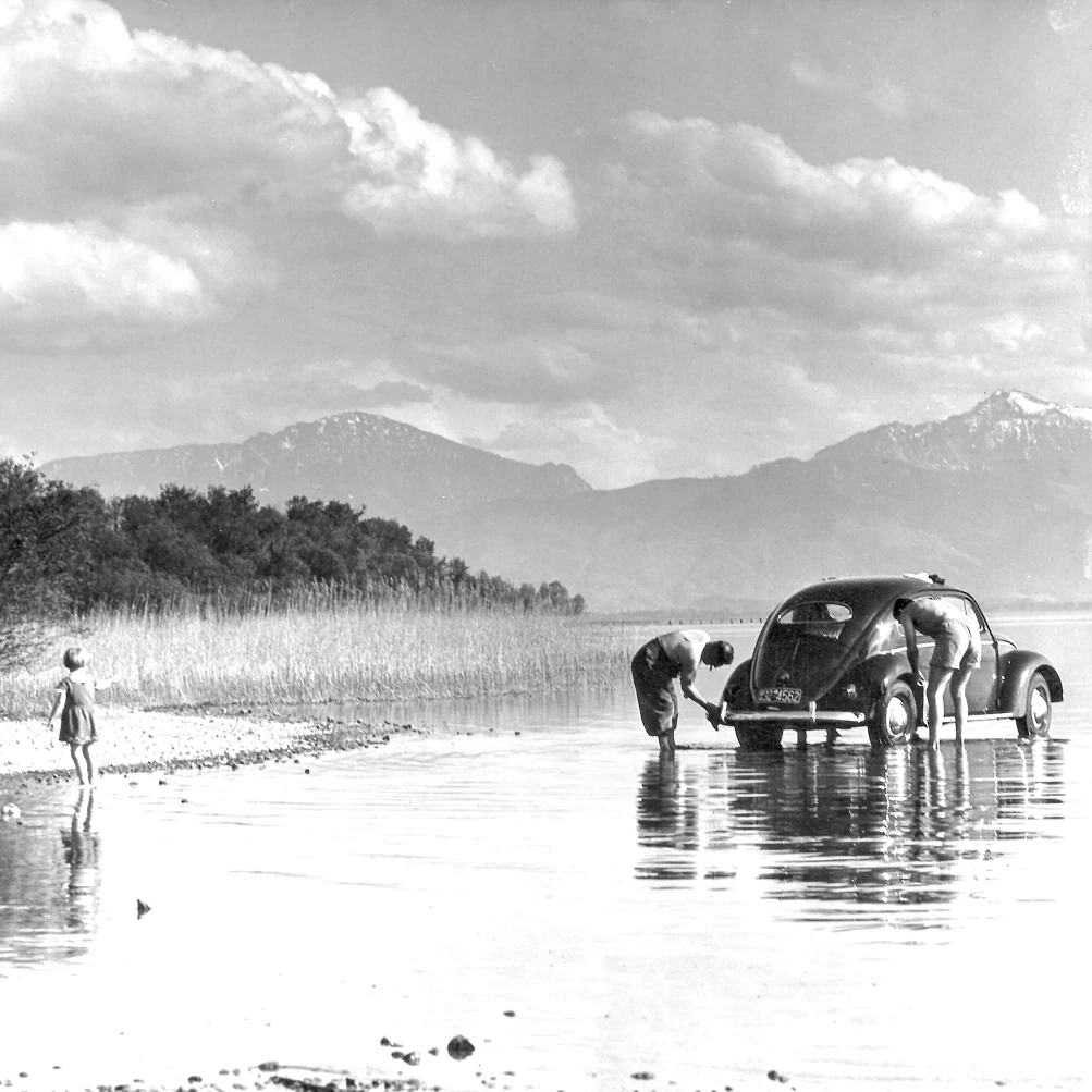 Historische Fotografie Nikolai Molodovskys: Autowäsche im Chiemsee